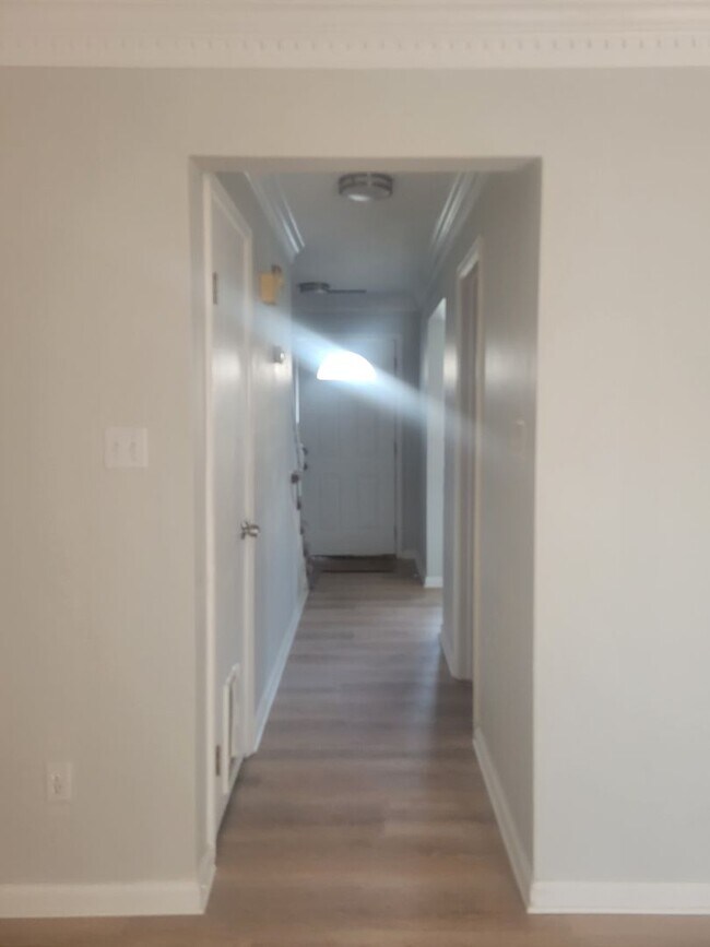 Building Photo - Newly remodelled 3 bedroom 2.5 bath townhouse