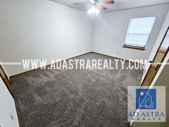 Building Photo - Beautiful Updated Duplex in Grandview-Available in MAY!!