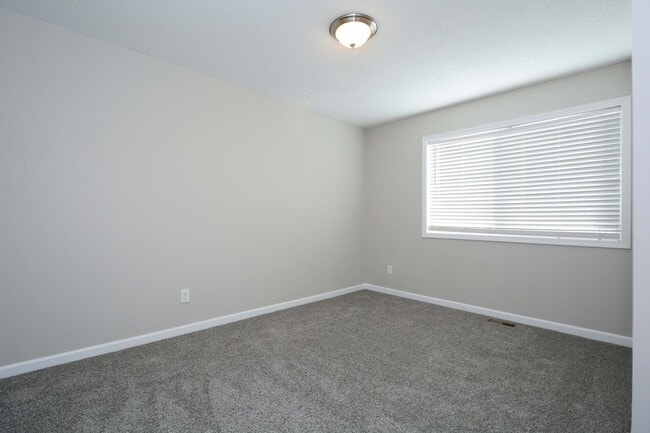 Building Photo - Newly Updated Townhouse Available Now in Monticello!