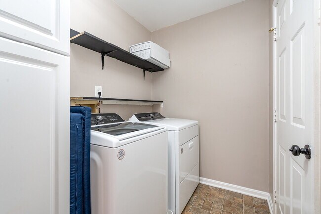 Building Photo - Charming One-Level Home in Quiet Cul-de-Sac – Available for Rent!