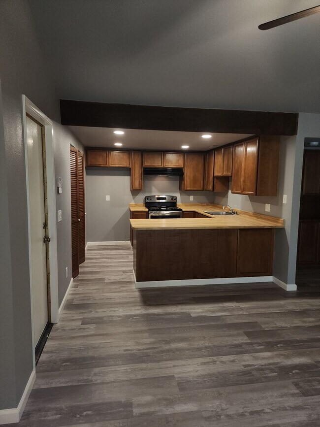 Building Photo - 8616-8618 La Riviera Dr