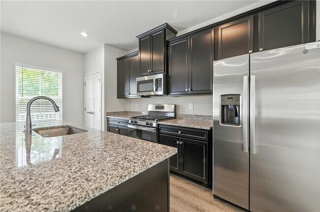 Building Photo - Newer Townhouse for lease