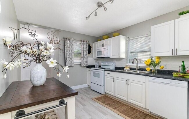 Building Photo - 221 C St