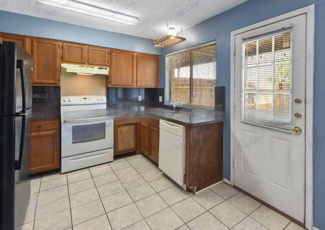 Building Photo - 800 Bluebonnet Dr