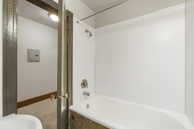 Building Photo - 16 N Broadway St