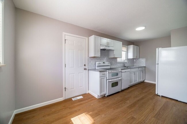 Building Photo - 687 Scriven Ave