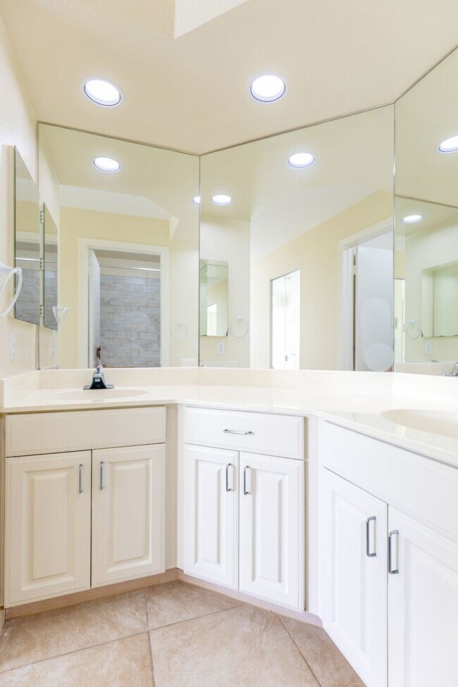 Building Photo - Charming 3 Bedroom, 2.5 Bath Condo in Ko Olina Fairways(Golf Course View)