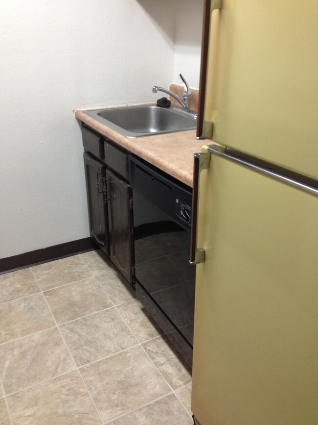 Building Photo - 2 Bedroom, 1 Bathroom Condo located in the...