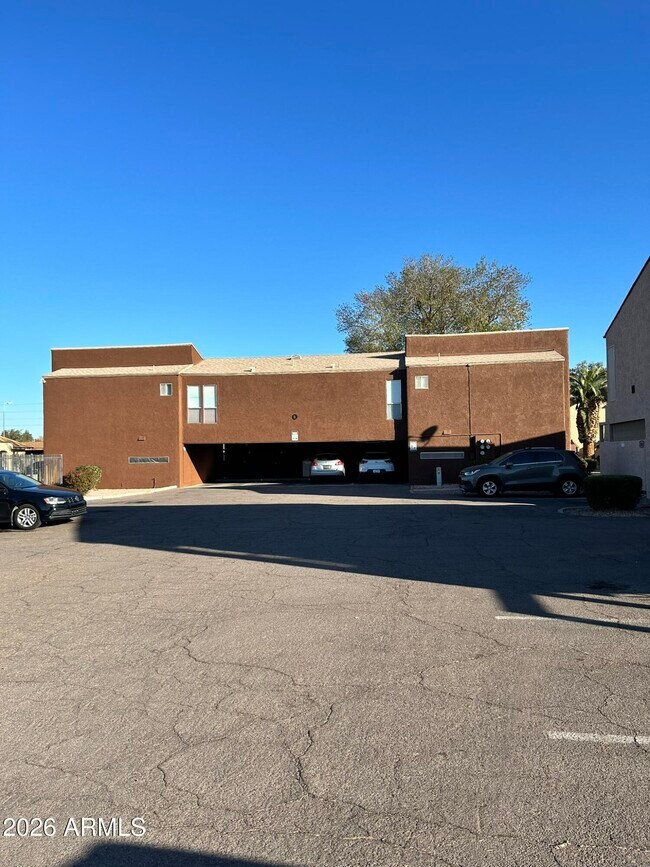 Building Photo - 2652 E Oakleaf Dr