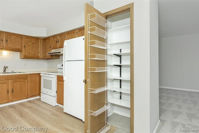 Building Photo - 946 N Adams Rd