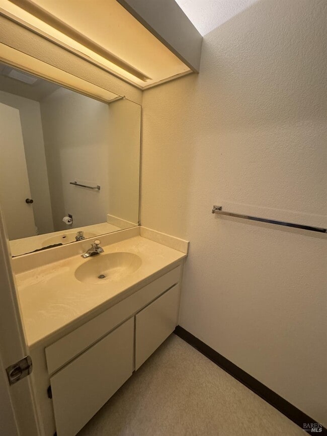 Building Photo - 33 Lakeview Ct