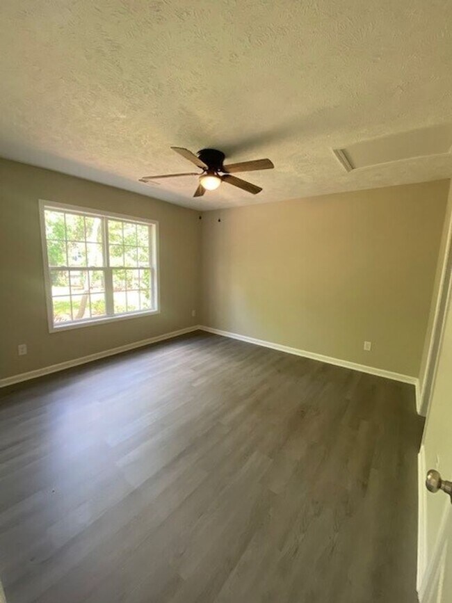 Building Photo - Welcome to this charming 3-bedroom, 2-bathroom home located in the vibrant city of Wilmington, NC.