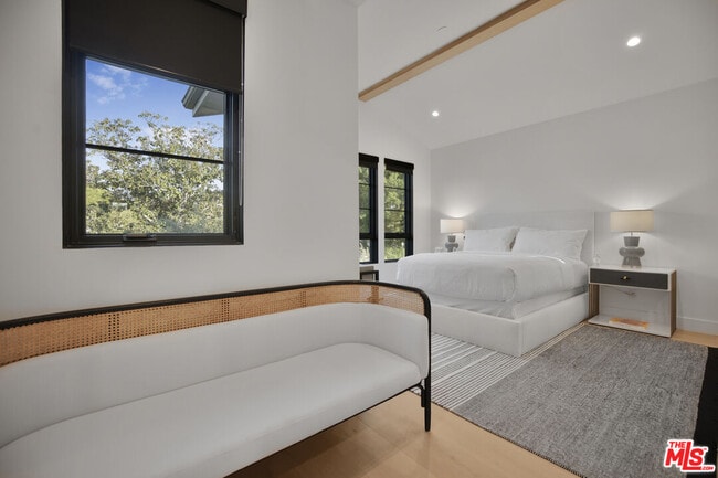 Building Photo - 4433 Kraft Ave