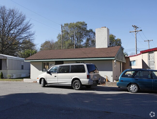 Building Photo - Greenbriar Estates