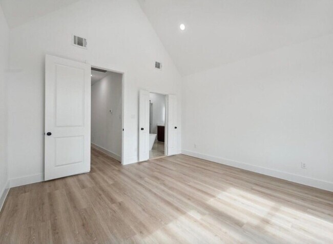 Building Photo - 7418 Maxroy St