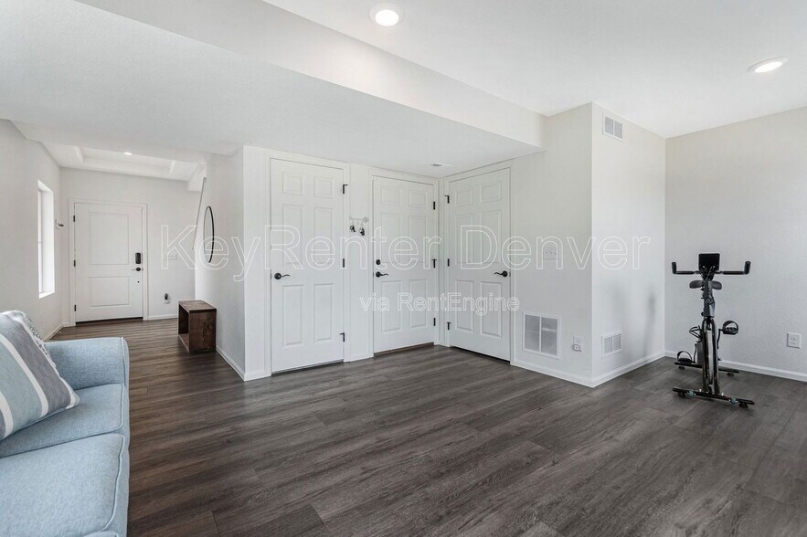 Building Photo - 10145 Zeno St