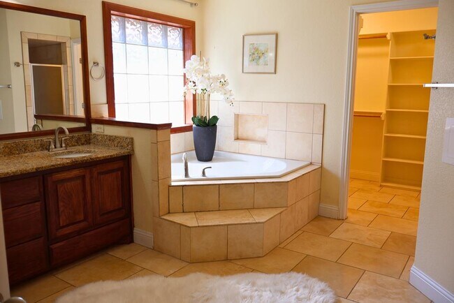 Building Photo - 2801 Savoy Pl