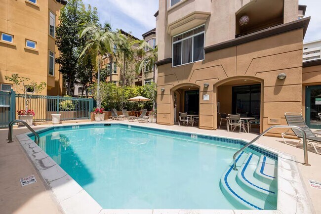 Building Photo - Spacious Bankers Hill Studio | In-Unit Laundry | A/C | Fireplace | Pool & Gym | 6-Month Lease