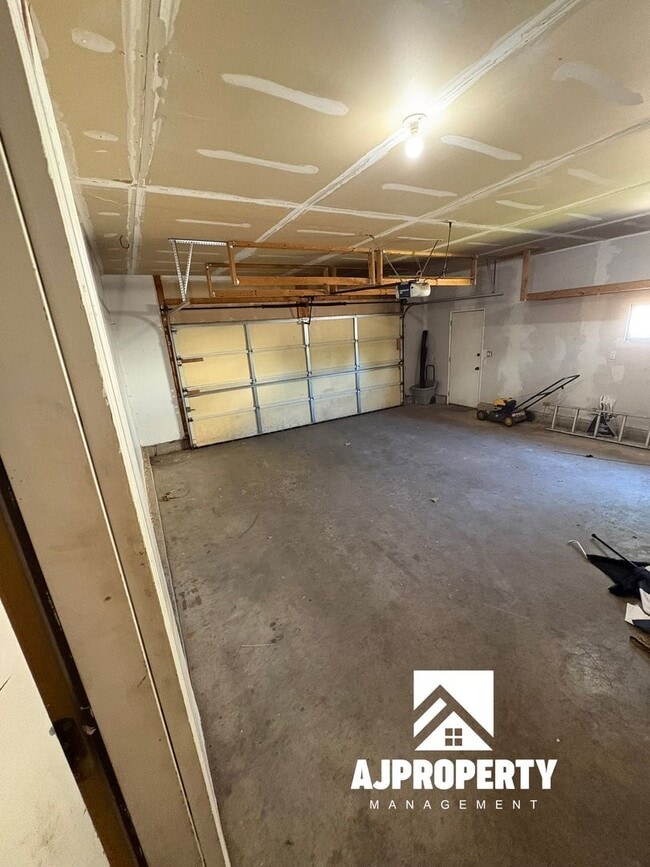 Building Photo - 2208 S Larch Ave