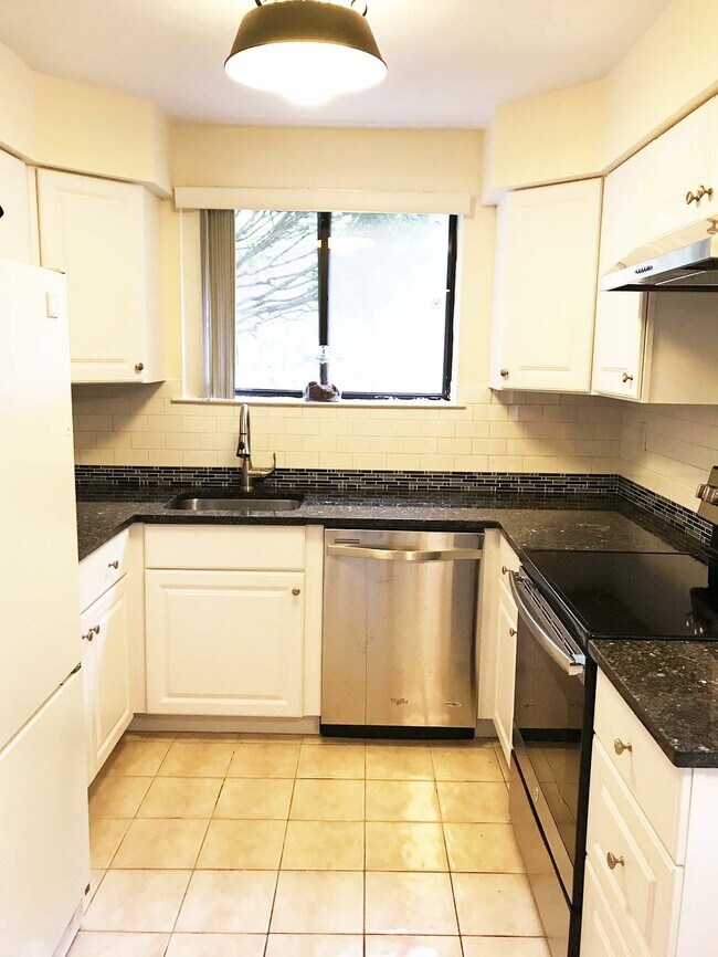 Kitchen - 1 Briarcliff Dr S