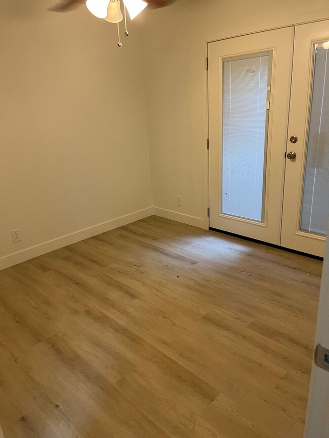 Building Photo - **STUNNING RENOVATED 2 BEDROOM/2 BATHROOM ...