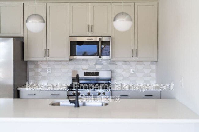 Building Photo - 337 Ridgeline Dr