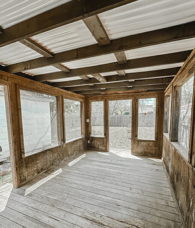 Building Photo - Cute 2/2 with lots of character!