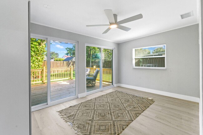 Building Photo - 1004 Stillwater Dr