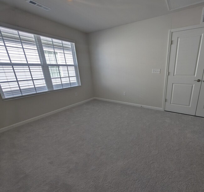 Building Photo - 5525 Hydrangea St