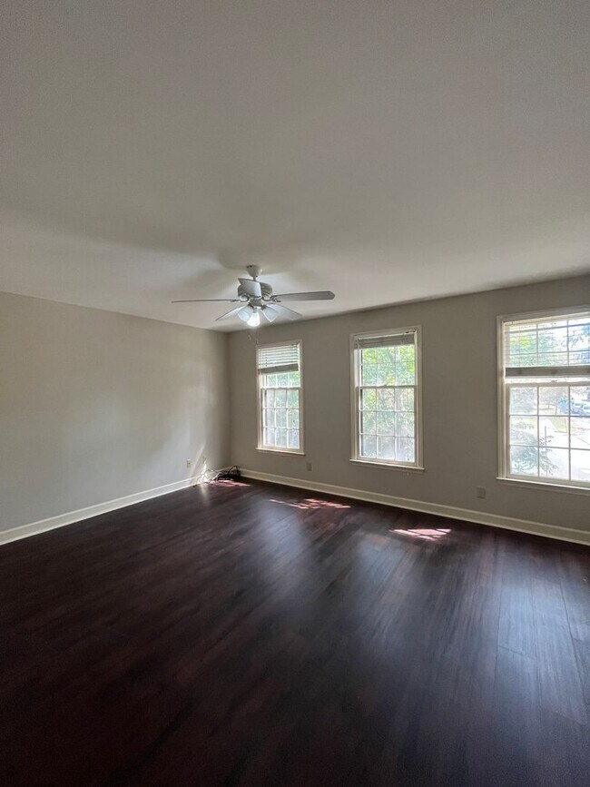 Building Photo - 2 Bed/ 1.5 Bath Townhome walking distance to Belmont, Minutes to Vandy