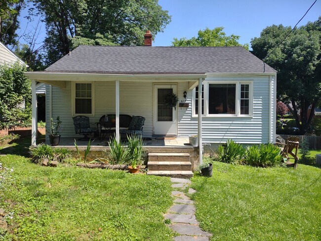 Building Photo - 2BD/1BA House Walking Distance to Downtown!