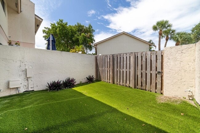 Building Photo - 2720 S Oakland Forest Dr
