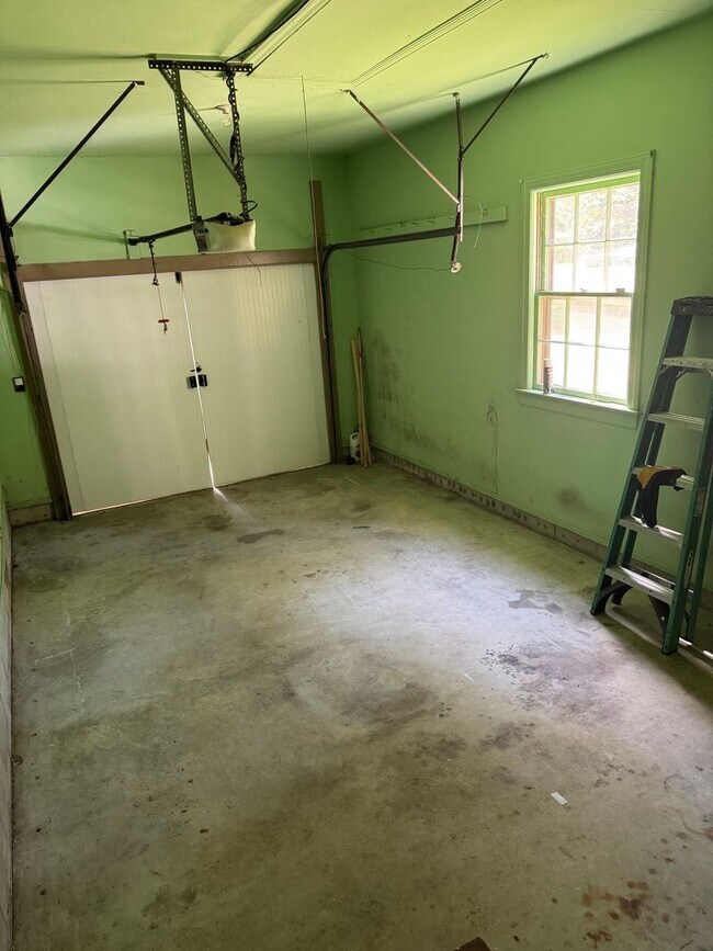 Building Photo - Freshly Painted 3 Bedroom Ranch