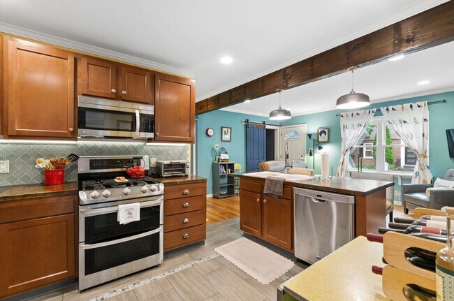 Building Photo - 2996 Woodbine Pl