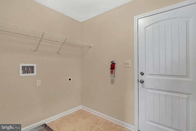 Building Photo - 180 Breezewood Dr
