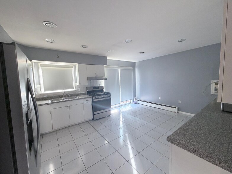 Building Photo - 427 Lake St