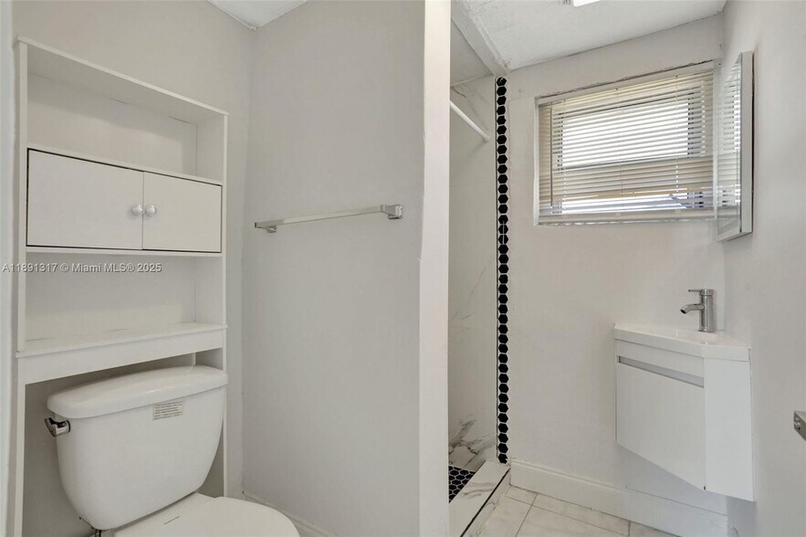 Building Photo - 2701 NW 18th Ter