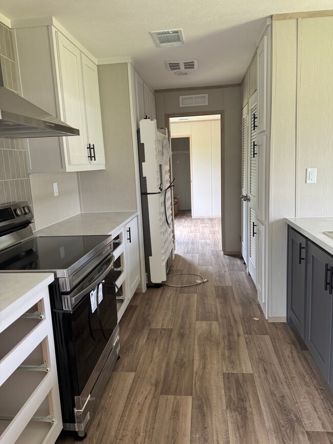 Building Photo - 703 House St