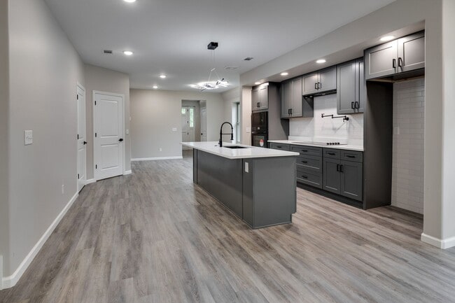 Building Photo - 271 Garry Dr
