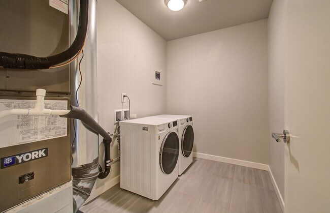 Building Photo - Beautiful Townhouse with Easy Access to Everything!
