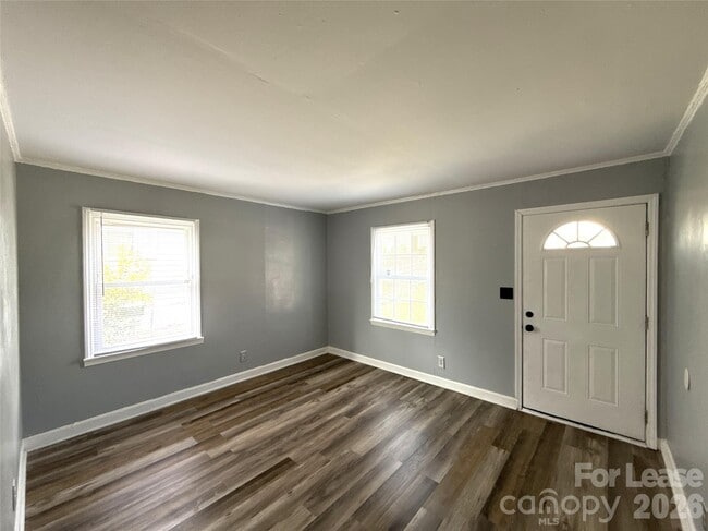 Building Photo - 3115 Seymour Dr