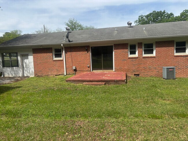 Building Photo - Beautiful & spacious renovated home.