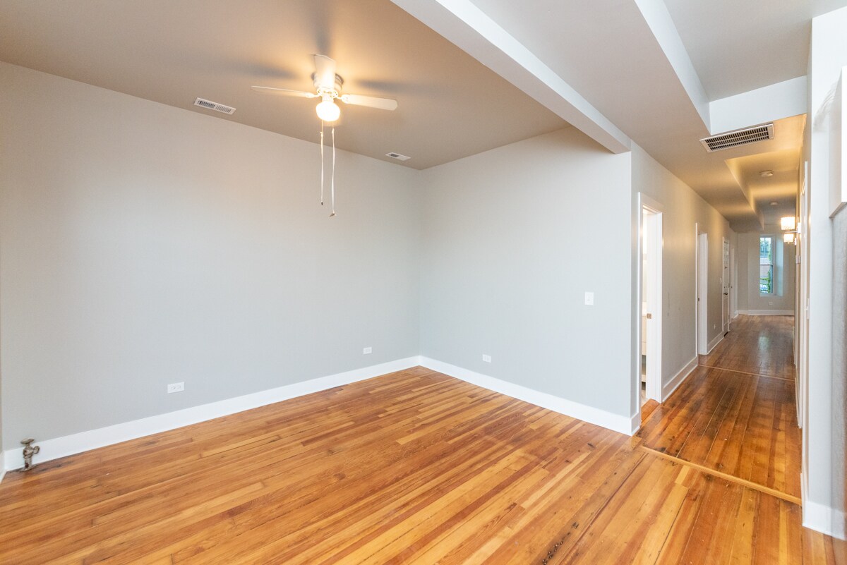 Building Photo - 3547 N Sheffield Ave