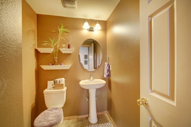 Building Photo - Beautiful home on corner lot!