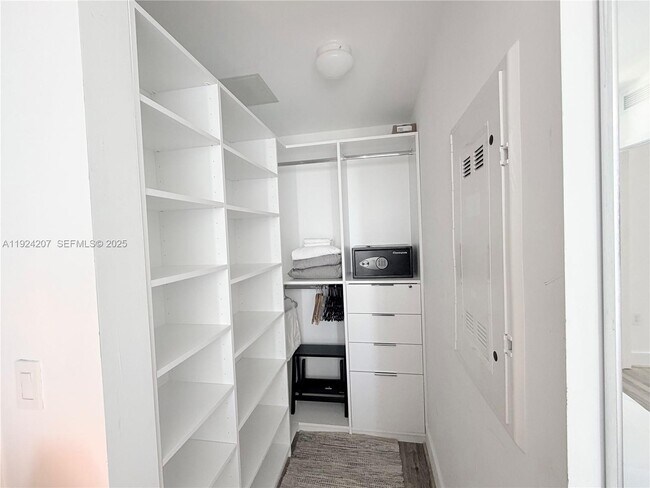 Building Photo - 121 NE 34th St