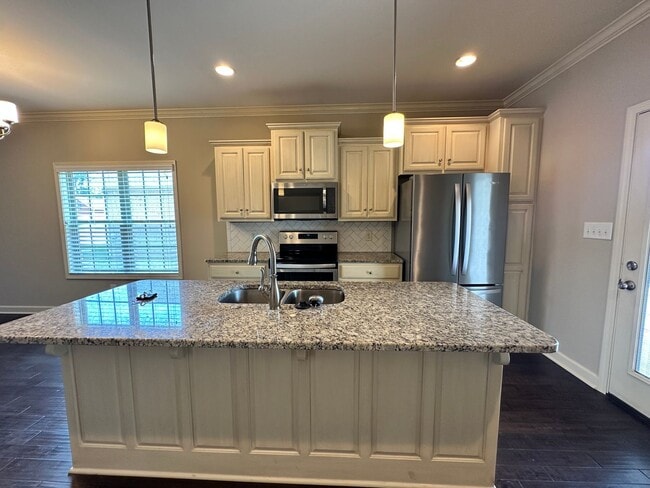 Building Photo - Stunning 3 Bedroom 2 Bath House
