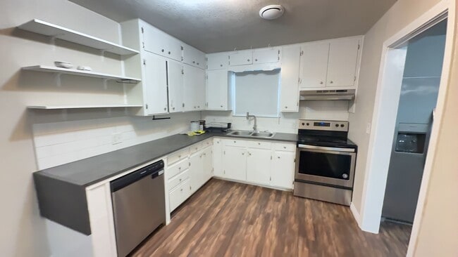 Building Photo - Updated 3-bedroom house with HUGE YARD!! $500 off 1st Month’s Rent!!