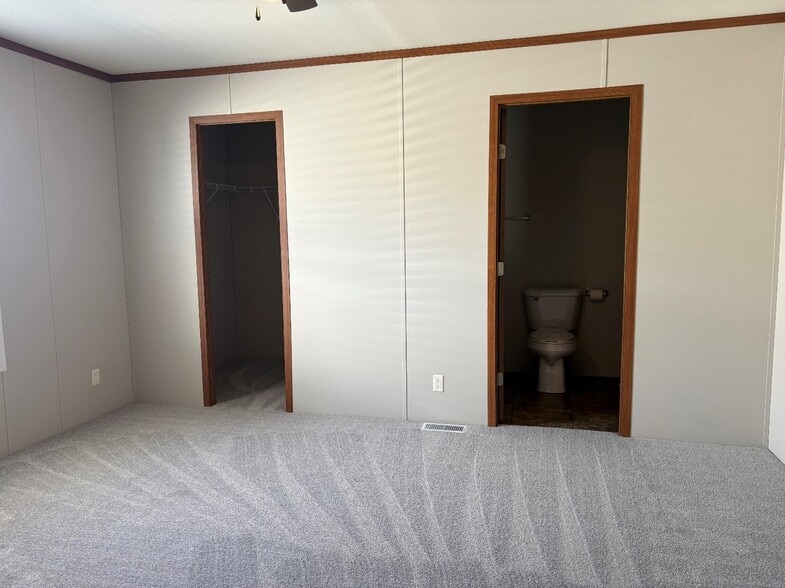 Building Photo - 2131 Windover Dr
