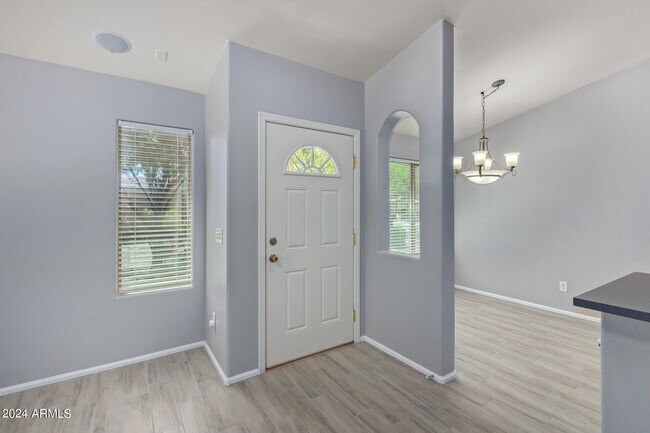 Building Photo - 983 E Palomino Way