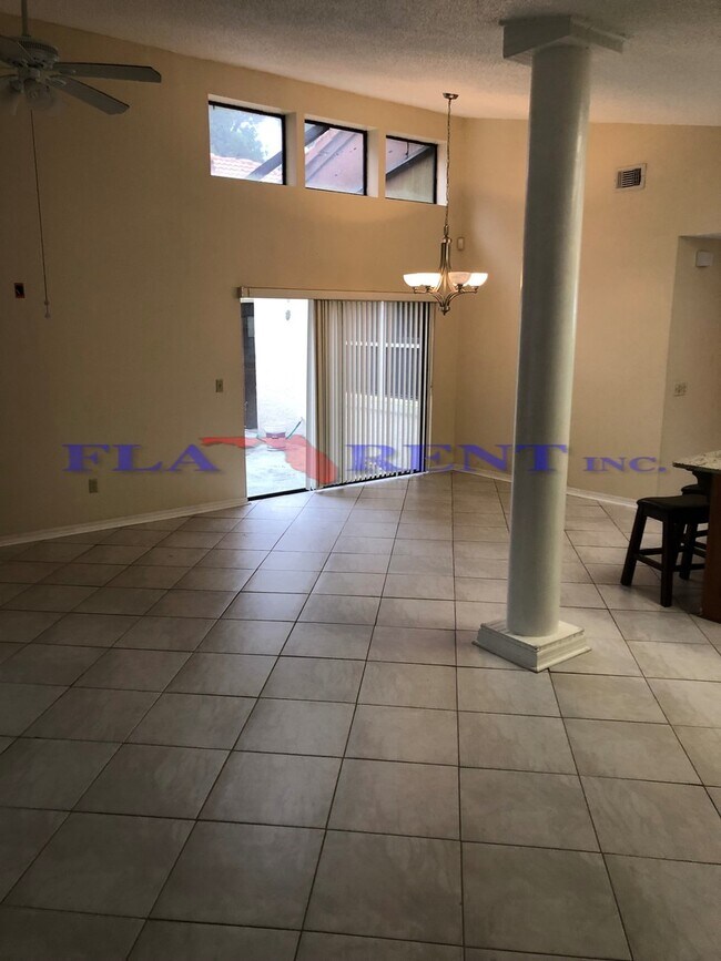 Building Photo - **3/2 Villa with pool in Tuscawilla**